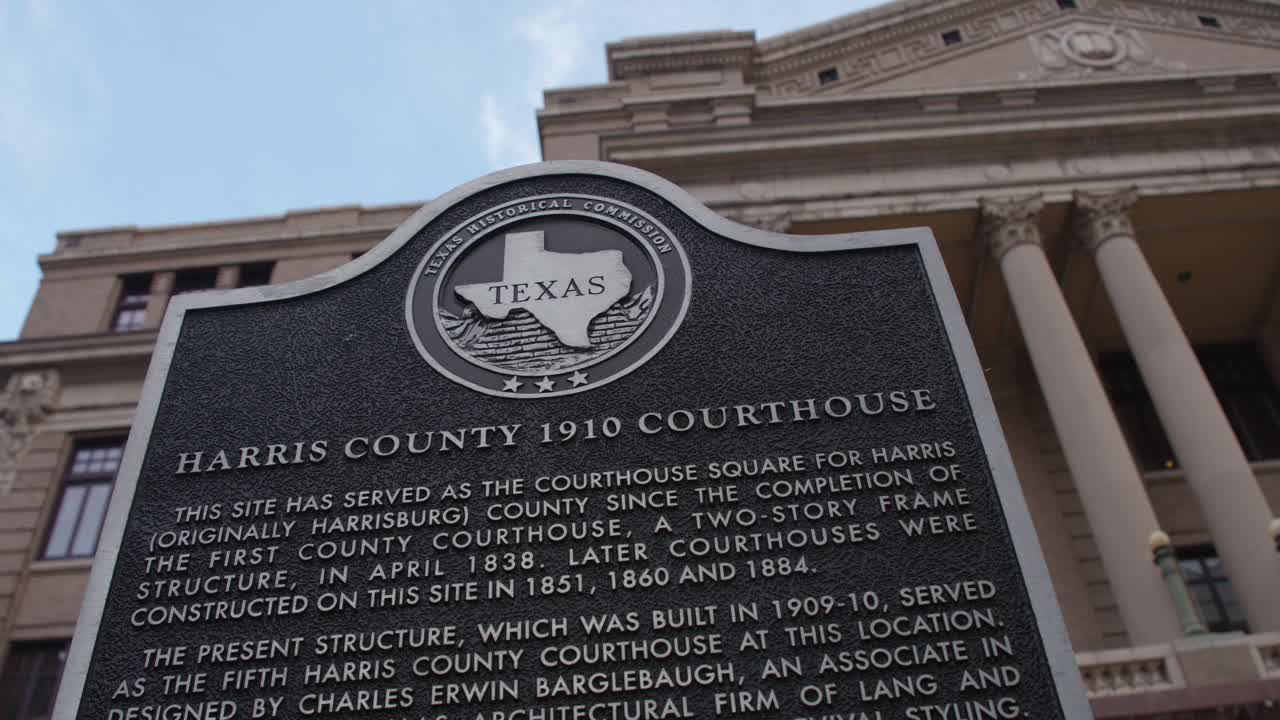 텍사스 주 휴스턴에 있는 유서 깊은 해리스 카운티 1910 법원의 낮은 각도