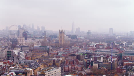 Diese-Aufnahme-Zeigt-Einen-Panoramablick-Auf-London-Mit-Klaren-Umrissen-Der-Beliebtesten-Historischen-Monumente,-Umgeben-Von-Einer-Nebligen,-Geheimnisvollen-Atmosphäre.