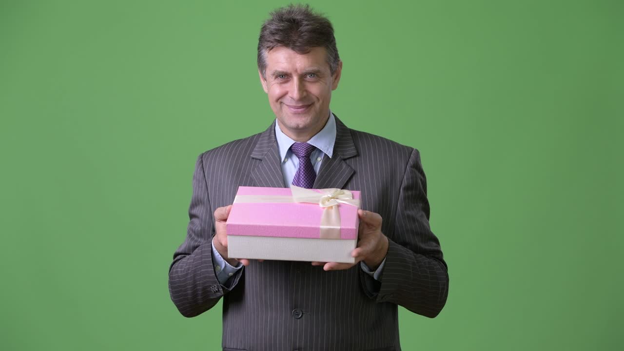 녹색 배경에 성숙한 잘생긴 사업가