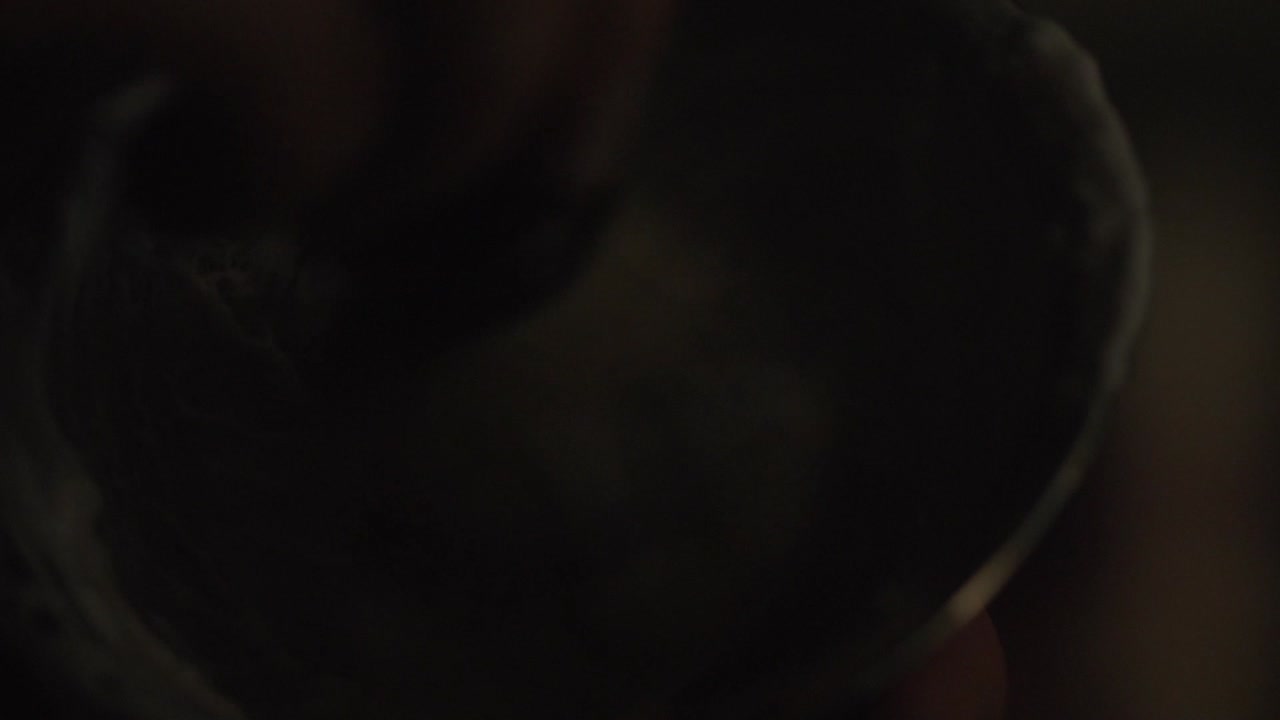 preparando una bebida espumosa