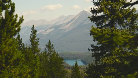 eine atemberaubende aussicht auf die kanadischen berge an einem klaren blauen sonnigen tag