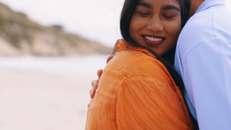 amor, viajes y pareja abrazándose en la playa