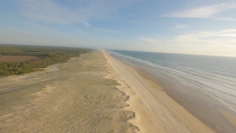 playa de arena desierta, soustons en el departamento de landas, nouvelle-aquitaine en francia