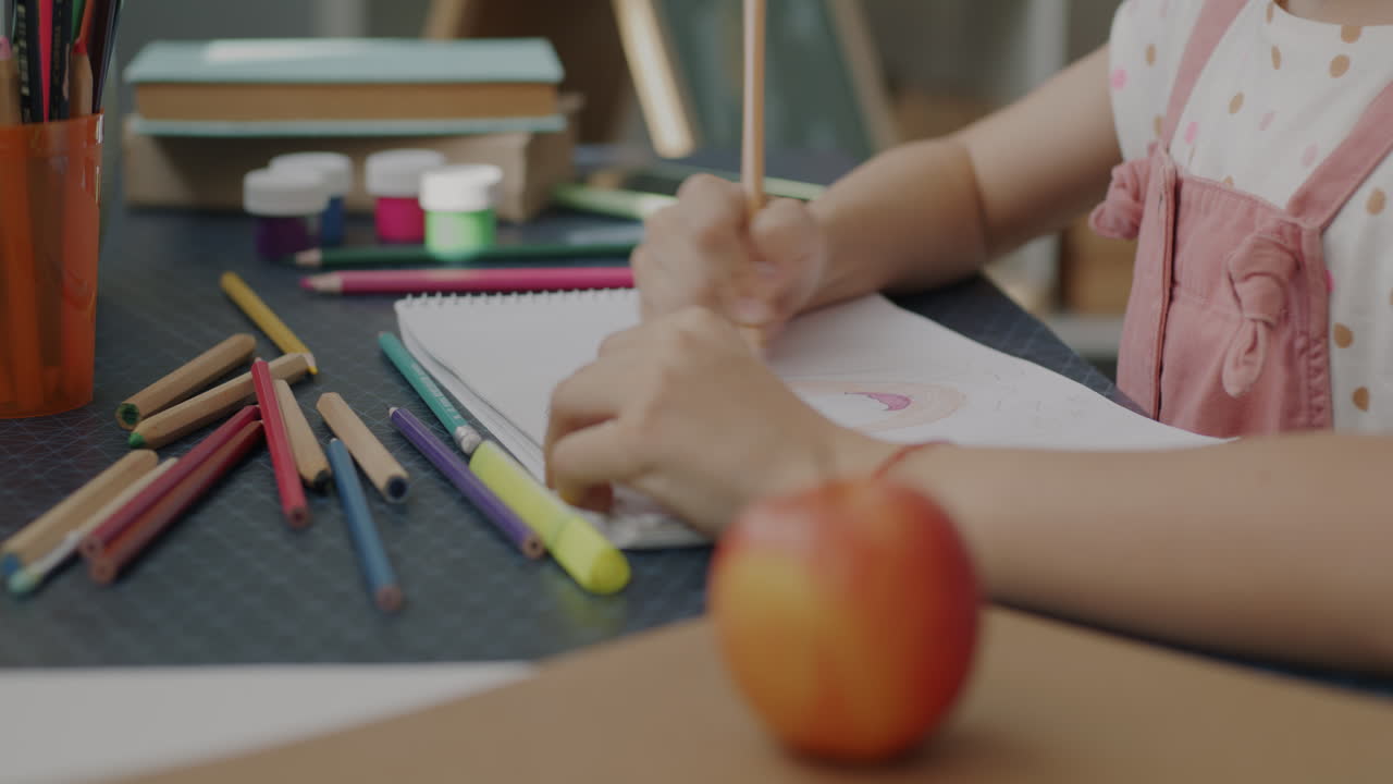 niño dibujando en un escritorio
