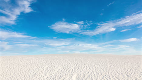 Weite-Weiße-Sandlandschaft-Unter-Blauem-Himmel-Während-Des-Tages