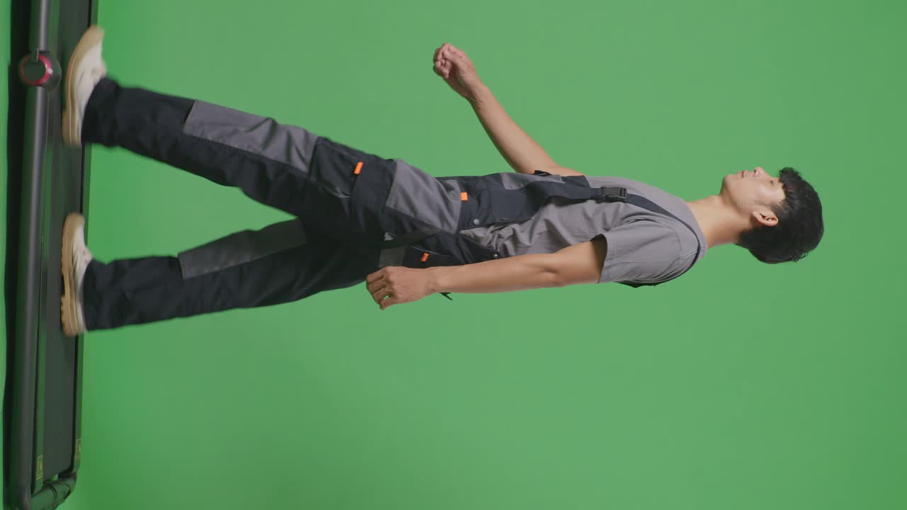 으로 보기: 아시아 남자의 전체 몸, 녹색 스크린 배경 스튜디오에서 는 노동자