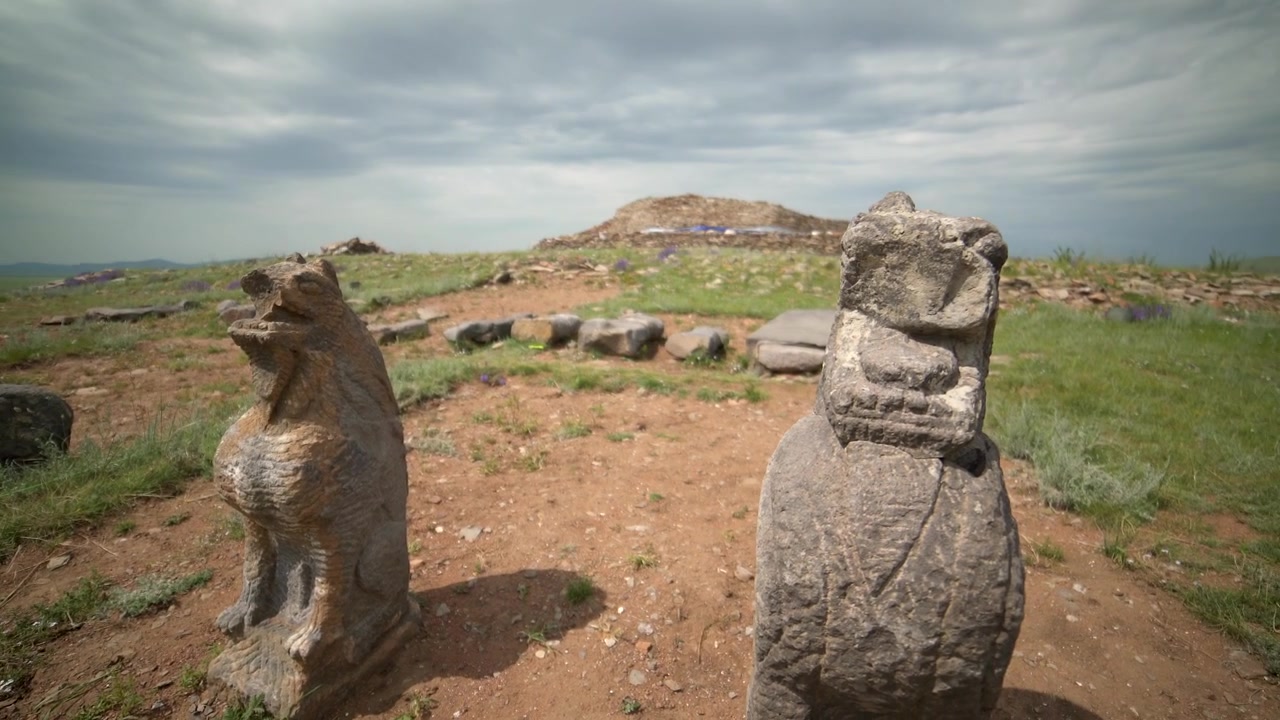 Antiche statue di leoni in pietra nel paesaggio della steppa mongola