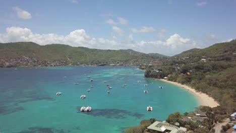 Vuelo-De-Drones-Sobre-Una-Laguna-Caribeña-Donde-Los-Barcos-Están-Atracados-En-Las-Aguas-Azules-Azules-Poco-Profundas-Del-Océano-Caribeño