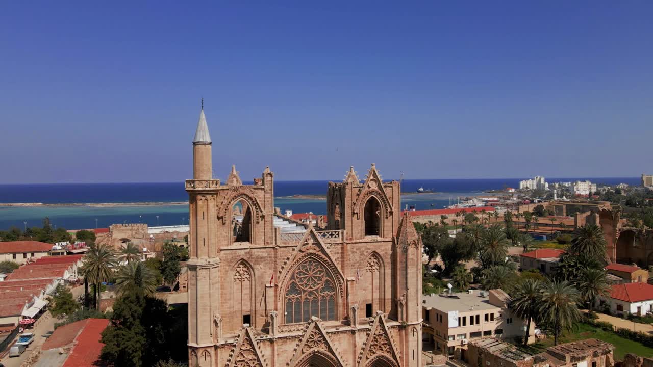 la mezquita lala mustafa pasha camii que es la antigua catedral en famagusta norte de chipre