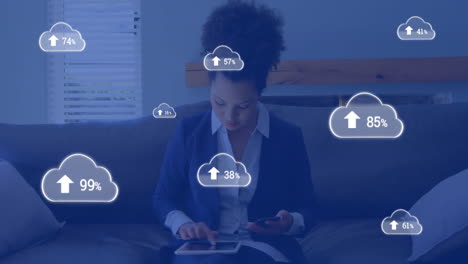 animación de iconos en la nube con un número creciente de mujeres de negocios biraciales que usan teléfonos inteligentes