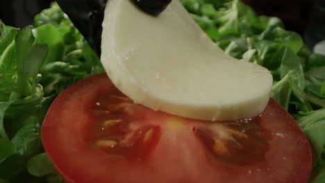 las rebanadas de tomates y mozzarella se ponen en la ensalada de maíz