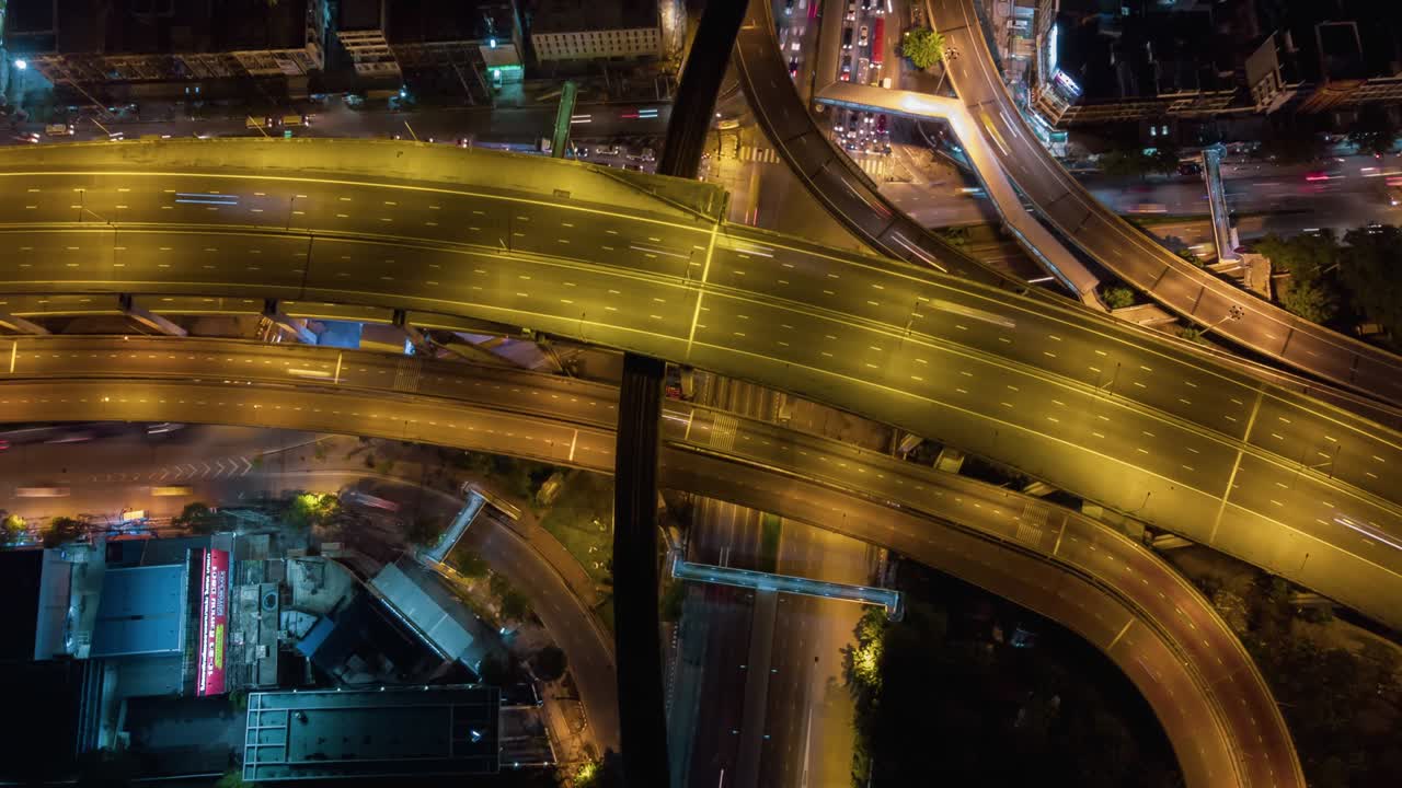 큰 교차로 다리와 고속도로를 가로지르는 교통의 공중 하이퍼 스 (aerial hyperlapse of traffic over big intersection bridges and ring road) - 태국 방의 큰 순환교차로 위에서 드론이 촬영한 4k 공중 사진.