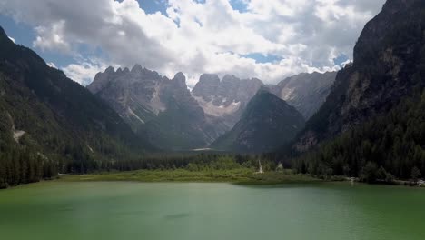 Lago-Verde-Durrensee-En-Medio-De-Los-Dolomitas-En-Italia,-Europa