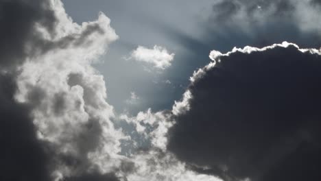 El-Sol-Se-Esconde-Detrás-De-Las-Nubes-En-Un-Cielo-Azul