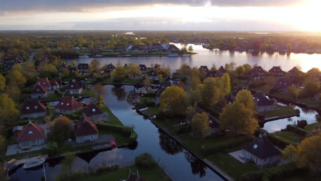 Imágenes-De-Video-Aéreas-Del-Pueblo-Eernewoude-Y-Bungalow-Park-It-Wiid,-Frisia,-Países-Bajos