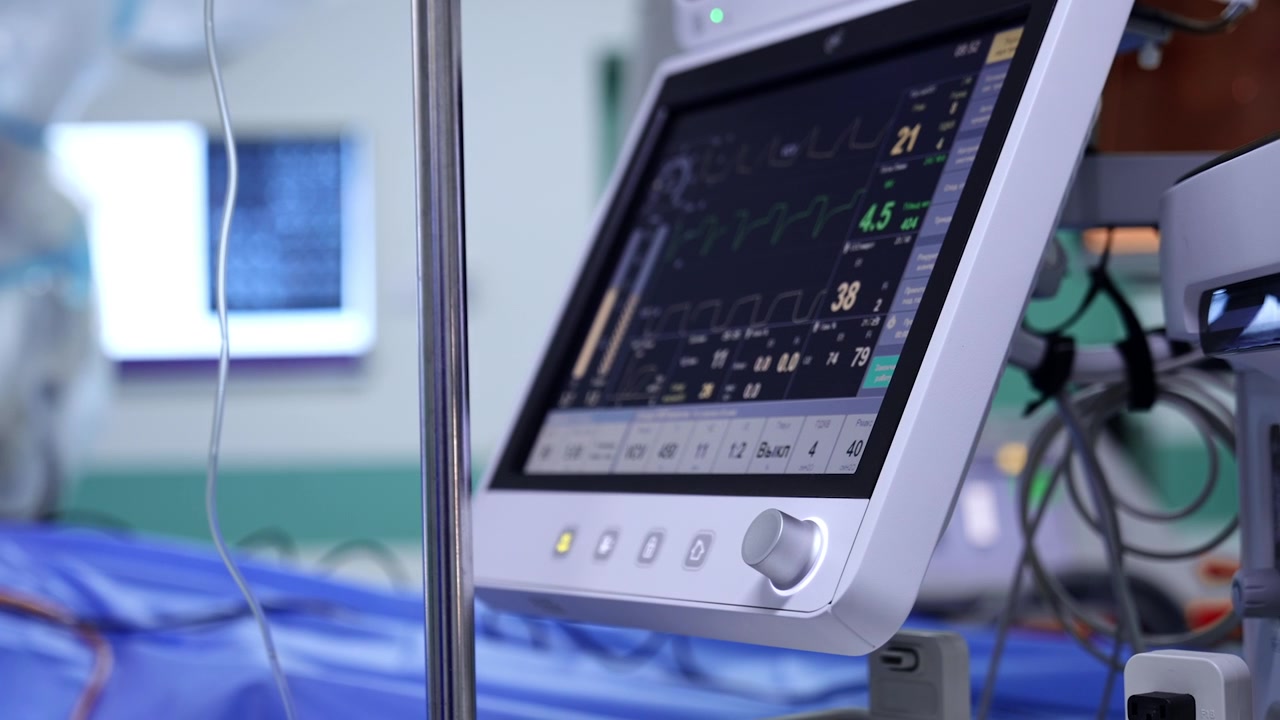 Monitor medico che visualizza i segni vitali del paziente in una sala operatoria.