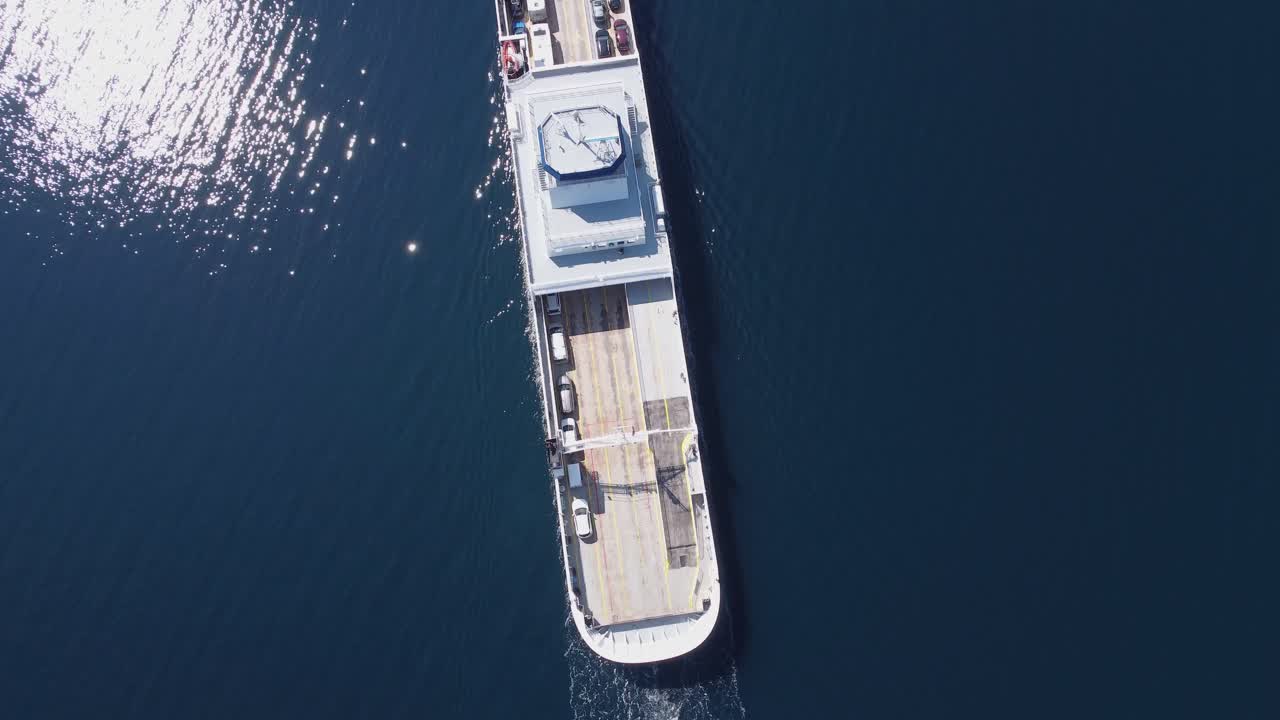 조감도에서 자동차 페리 mf oppedal 추월 - 고속도로 e39에서 oppedal과 lavik 사이의 sognefjorden 노르웨이 페리 횡단