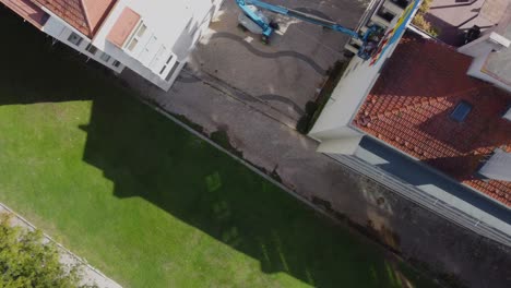 vista de drones giratorios de arriba hacia abajo de edificios residenciales y césped