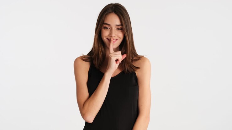 Donna caucasica in posa davanti alla macchina fotografica