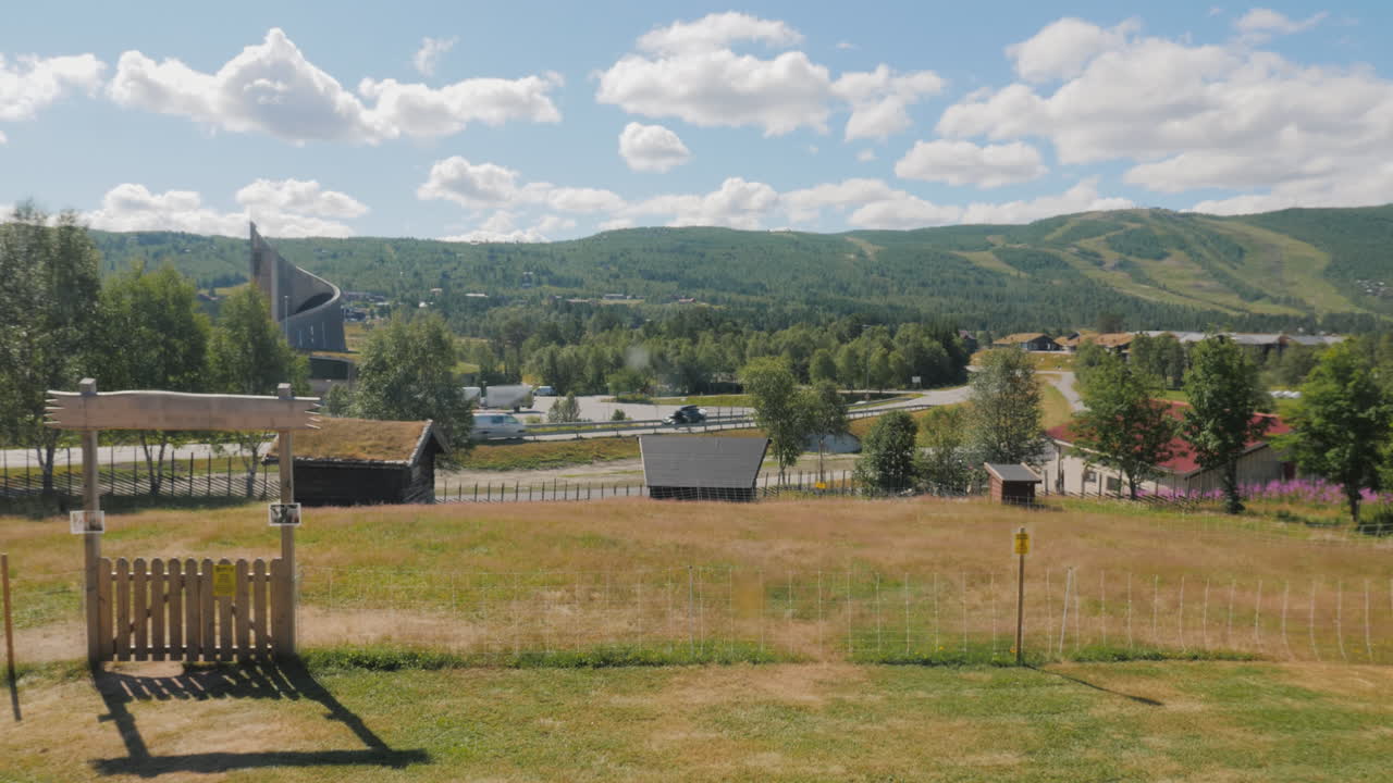 vista a través de una antigua ventana vintage en un hermoso paisaje en noruega viaje de verano a escandinavia con