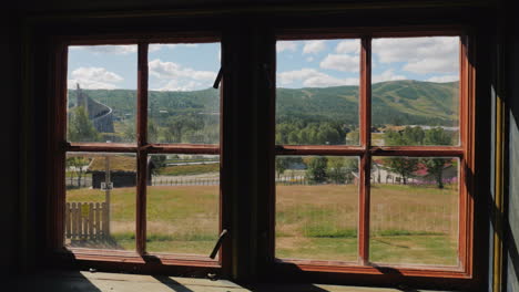 Blick-Durch-Ein-Altes-Vintage-Fenster-Auf-Eine-Wunderschöne-Landschaft-In-Norwegen-Sommerreise-Nach-Skandinavien-Con