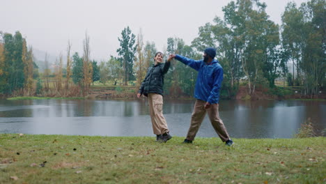 pareja, baile y cita feliz en el campo