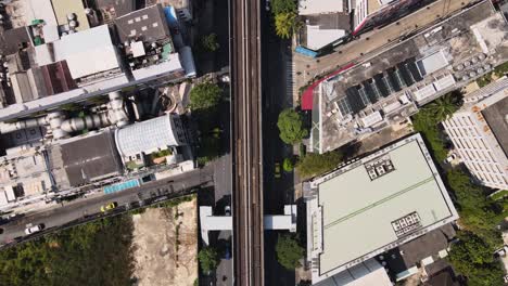 4K-Zeitrafferaufnahmen-Der-Draufsicht-Auf-Den-Verkehr-In-Einem-Städtischen-Viertel-Von-Bangkok,-Thailand