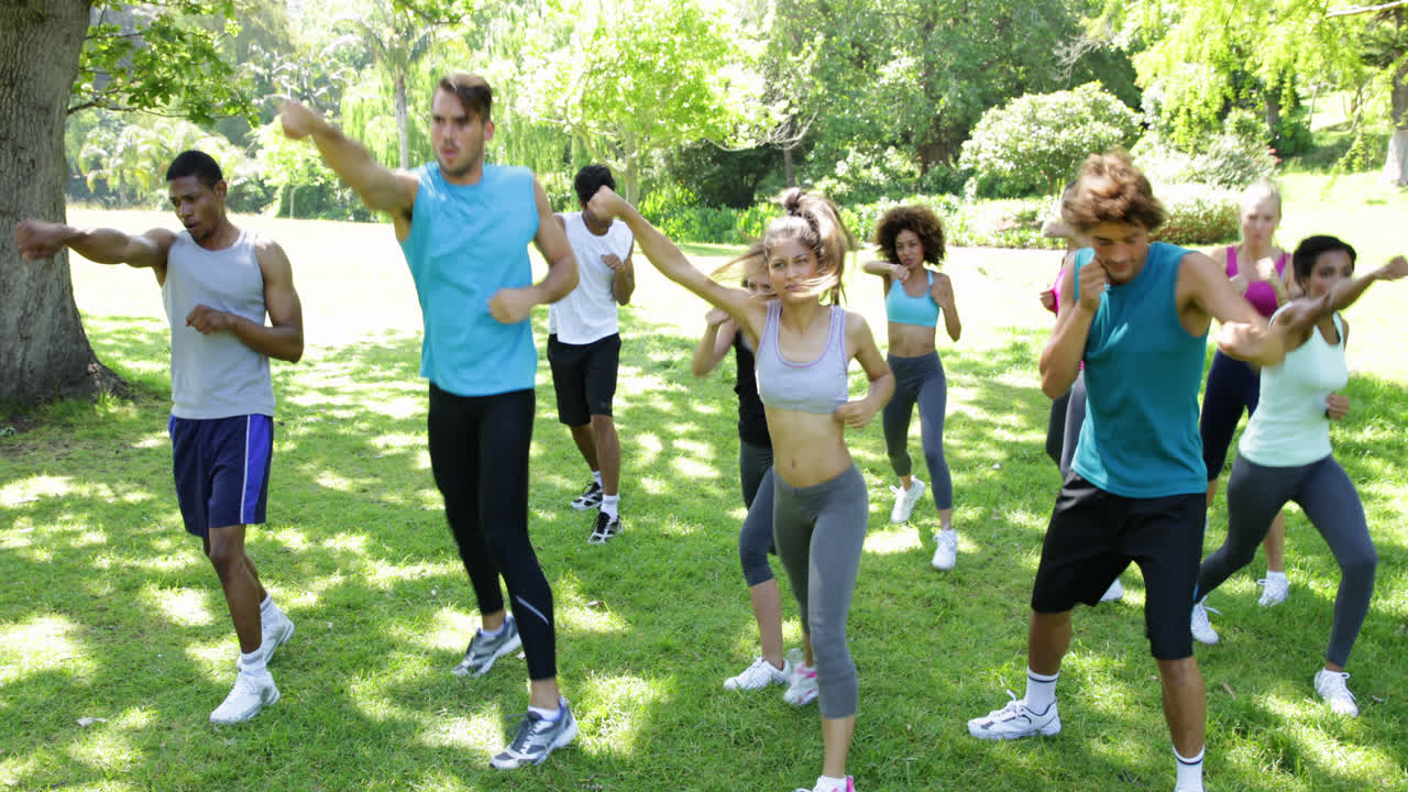 clase de campamento de entrenamiento golpeando en el lugar