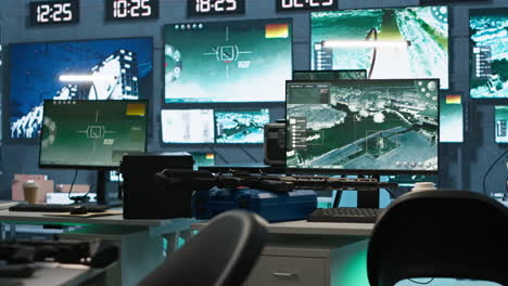 base militar vacía de operaciones con sistemas de radar