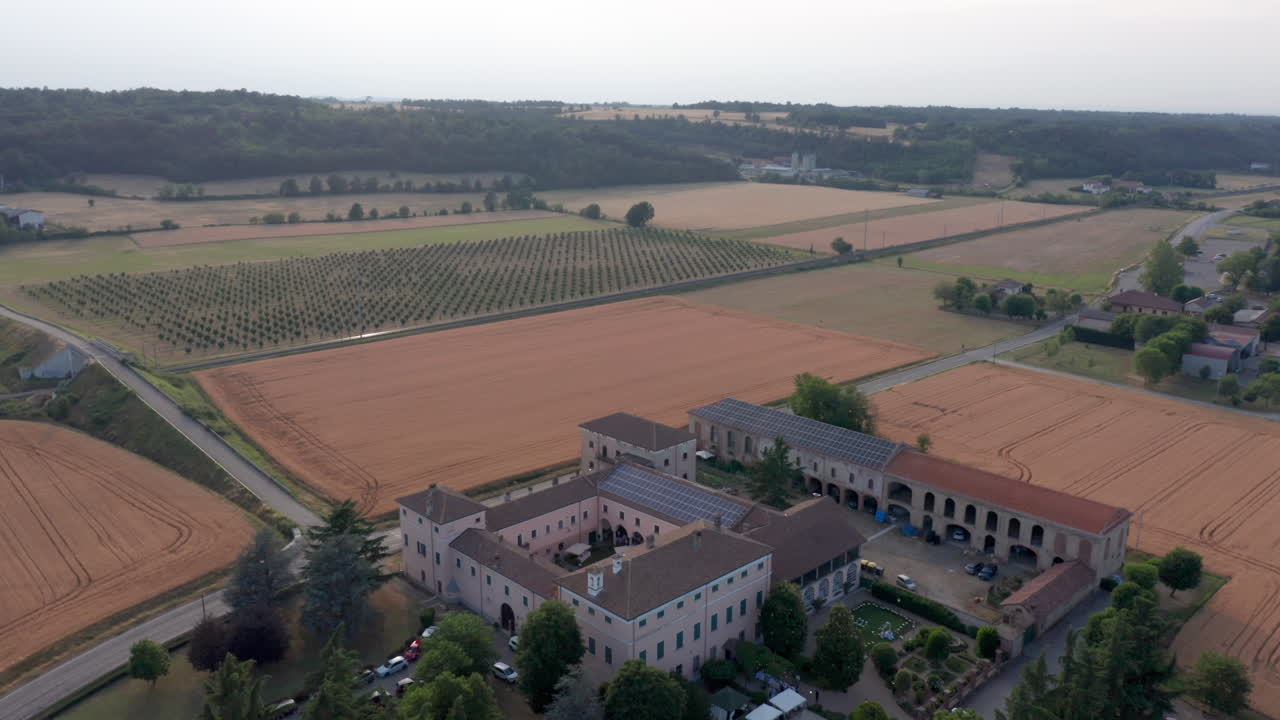 pintoresco antiguo edificio romano la pedaggera en el campo italiano, vista desde el aire