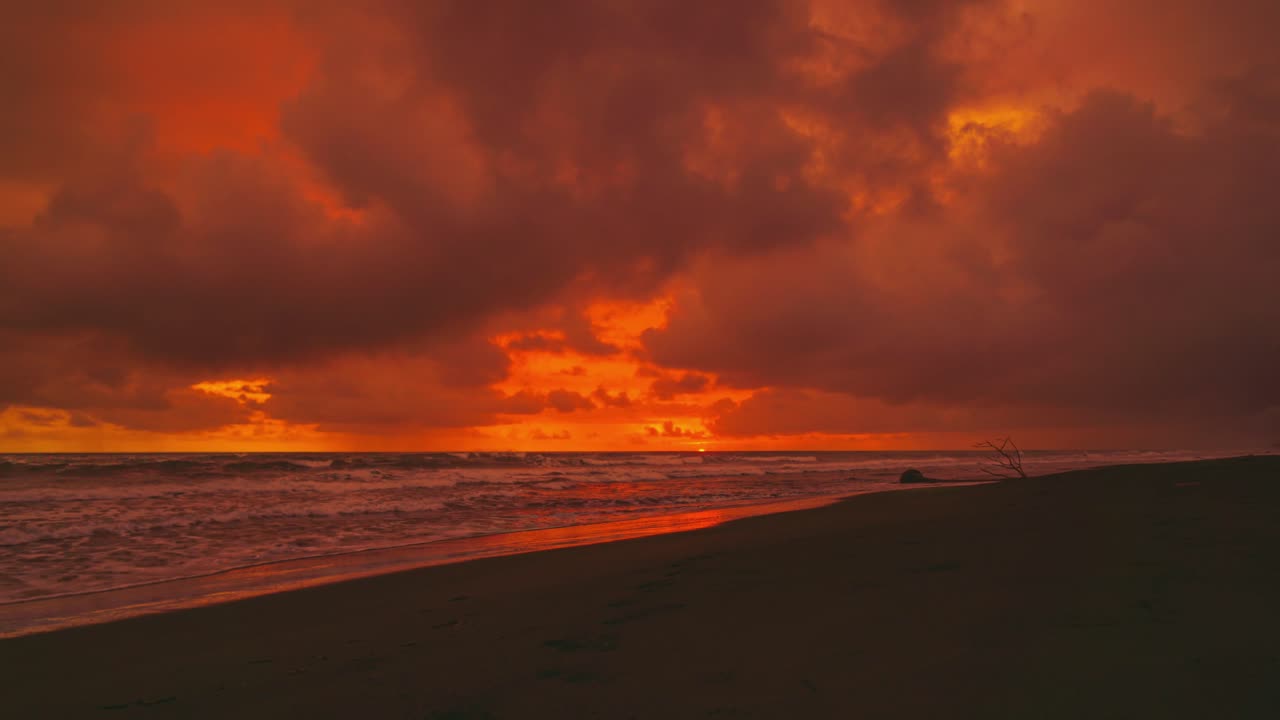 hermoso atardecer time-lapse - hiper-lapso de una puesta de sol en una amplia y remota playa de arena del pacífico cerca del parque nacional manuel antonio, costa rica