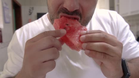 comer una suculenta sandía durante el verano como fuente de fibras y buenos nutrientes para el organismo