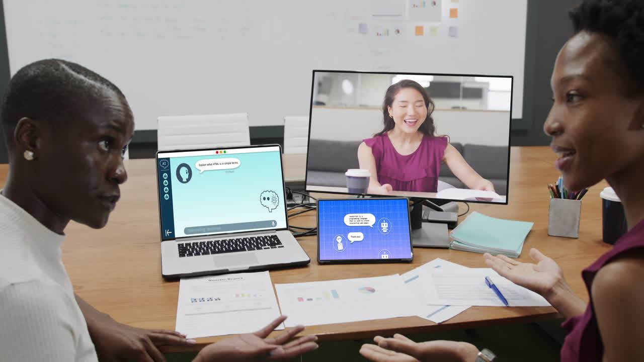 composición de mujeres diversas que usan computadoras portátiles con un chat en la pantalla