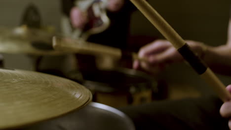 Unerkennbarer-Musiker-In-Einem-Studio