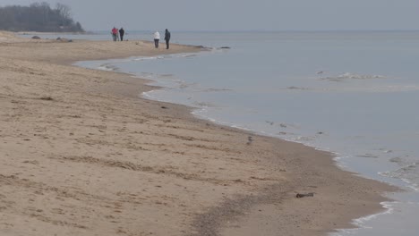 Gente-Caminaba-Por-El-Mar,-Lapso-De-Tiempo