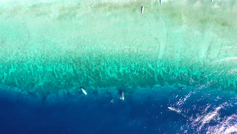 Mar-Azul-Profundo-Y-Laguna-Turquesa-Poco-Profunda-Con-Aguas-Tranquilas-Y-Claras-Donde-Los-Barcos-Flotan-Cerca-De-La-Costa-De-La-Isla-Tropical-En-Islas-Turcas-Y-Caicos