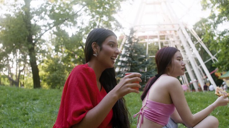 Donne felici a un picnic al parco