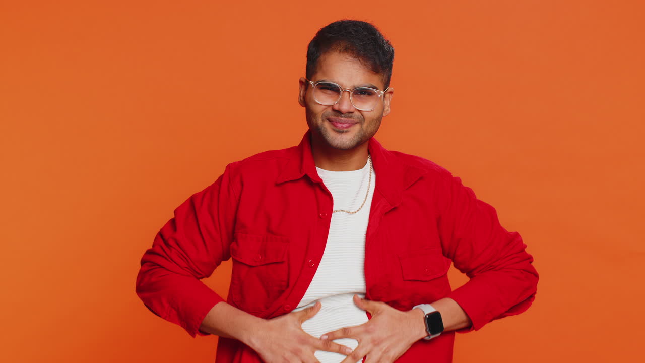 Ein indischer Mann fühlt sich plötzlich stark. Bauchschmerzen, Gastritis, Durchfall, Vergiftung.