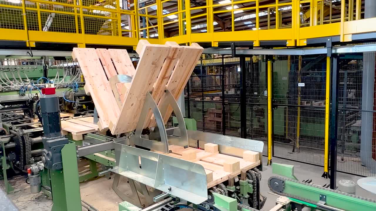 máquina de tambor en tiempo real que gira la madera para la fabricación automatizada de europallets industriales