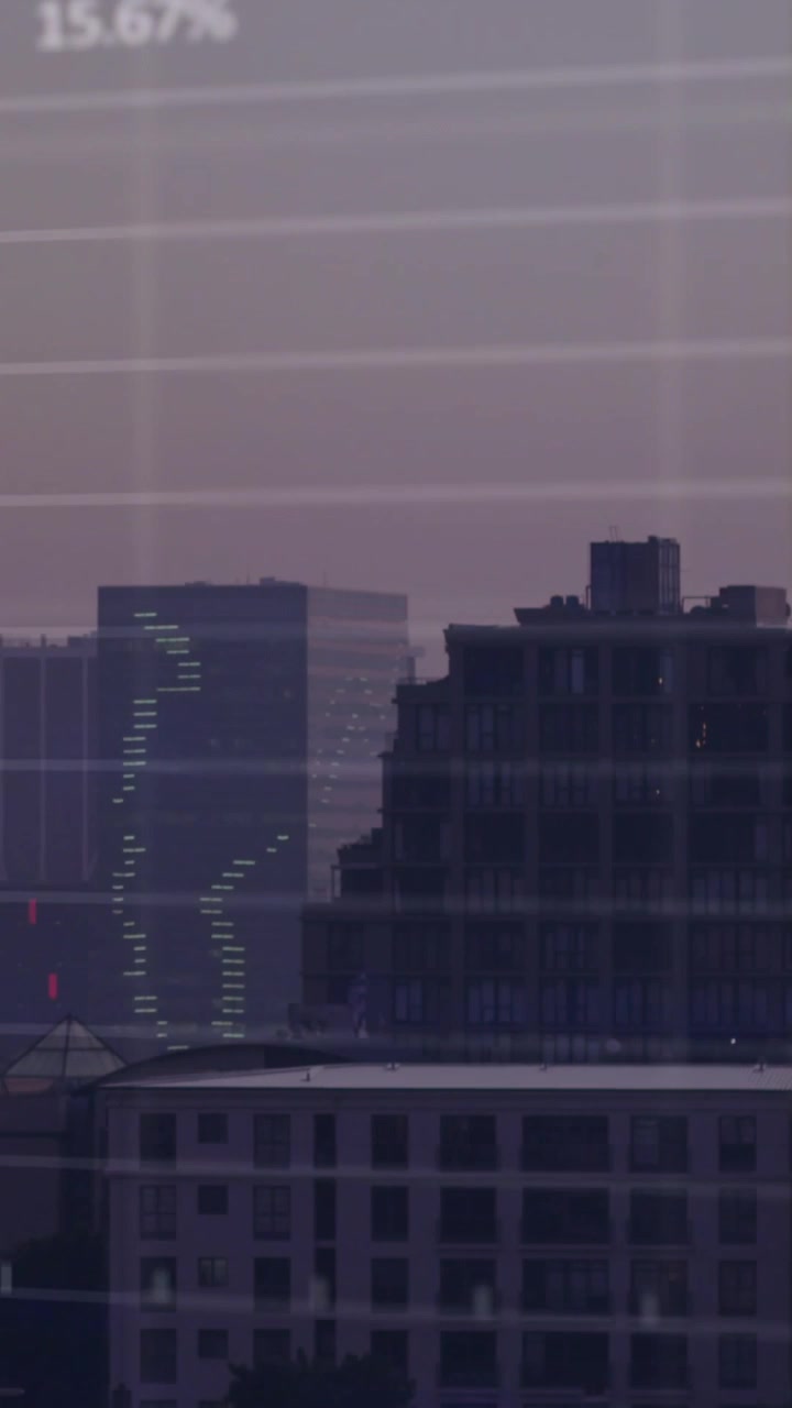 Video vertical: Flujo de datos activando HUD sobre un edificio de altura media, anillos deslizándose, cámara paneando, mostrando datos de la ciudad