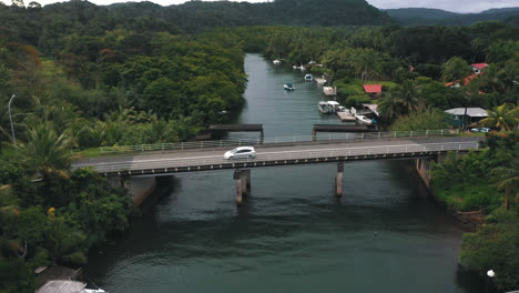 Imágenes-De-Drones-De-Un-Puente-En-Suva,-Fiji