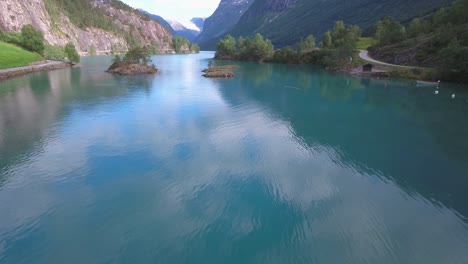 Lago-Lovatnet-Hermosa-Naturaleza-Noruega.