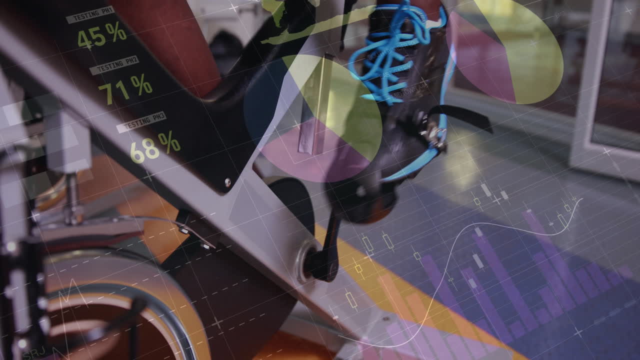 animación de procesamiento de datos y diagramas sobre hombre caucásico haciendo ejercicio en el gimnasio