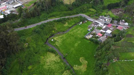 Barrio-Guitig-San-Pedro-Río-Serpentea-A-Lo-Largo-De-Exuberantes-Tierras-Rurales-Verdes-Aéreas