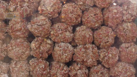 montones apilados de gur jaggery en vitrina en punjab
