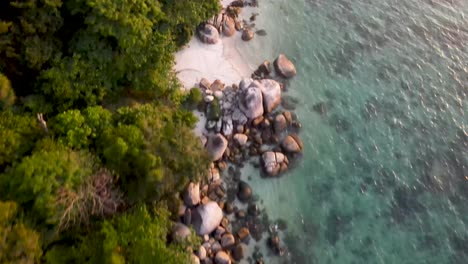 Vista-Aérea-De-Arriba-Hacia-Abajo-De-La-Costa-Rocosa-De-La-Isla-Tropical-De-Koh-Lipe-Al-Atardecer,-Tailandia