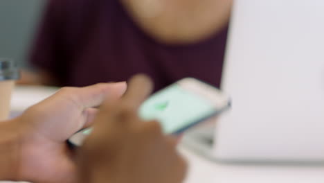 manos de mujer de negocios usando un teléfono inteligente navegando por documentos corporativos en la pantalla táctil del teléfono móvil trabajando en línea de cerca