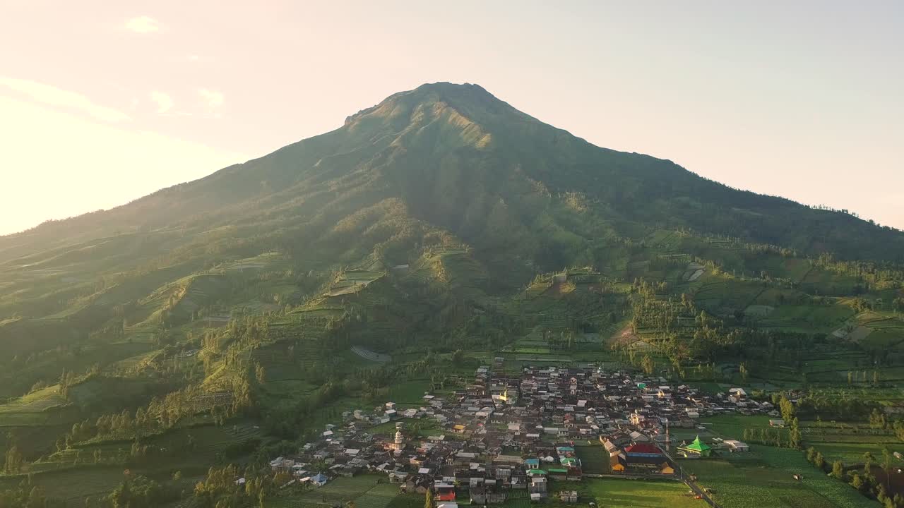 vista panorámica de un pueblo en la meseta de dieng con el monte sindoro en la región de wonosobo en el centro de java indonesia