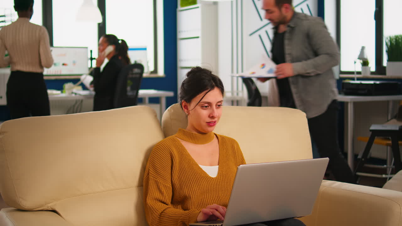 행복한 사업가 여성이 노트북에서 좋은 소식을 읽고 미소 짓고 있습니다.