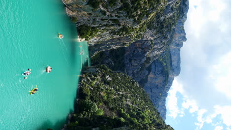 Toma-Vertical-De-Turistas-En-Kayak-En-El-Río-Verdon,-Francia.